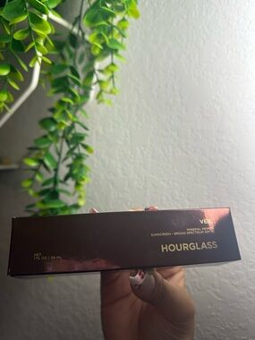 Hourglass Veil Mineral Primer - Metallic Rose Gold Packaging